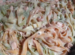 Una foto de Pastas con salmón ahumado, camarones y crema
