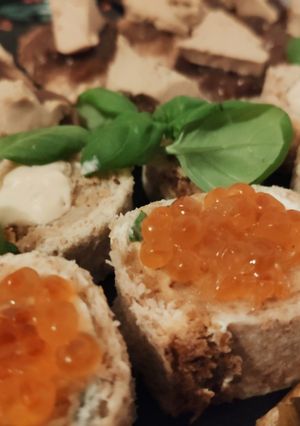 Une photo de 🌺 * Roulés fromage aux herbes et oeufs de saumon