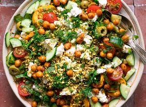 Une photo de Salade courgettes grillées, feta grecque, concombre, avocat et pois chiches crispy