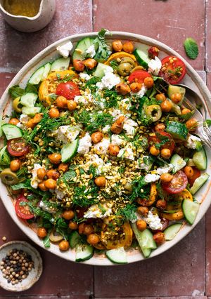 Une photo de Salade courgettes grillées, feta grecque, concombre, avocat et pois chiches crispy