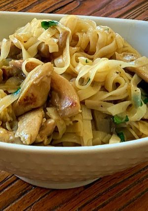 Una foto de Noodles con setas y pollo