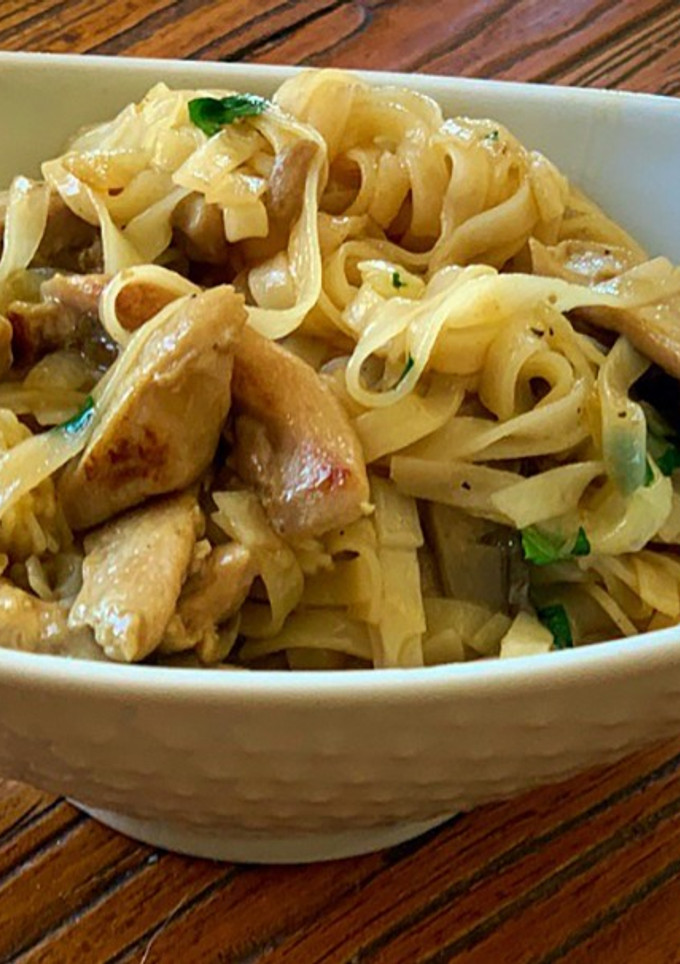 Una foto de Noodles con setas y pollo