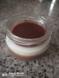 Una foto de Pannacota de chocolate negro y vainilla con gelatina de cerezas