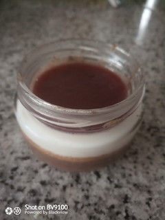 Una foto de Pannacota de chocolate negro y vainilla con gelatina de cerezas