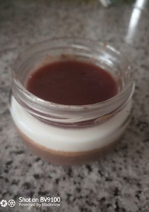 Una foto de Pannacota de chocolate negro y vainilla con gelatina de cerezas