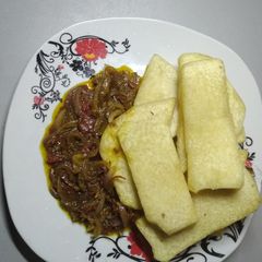 A picture of Fried yam with onion souce.
