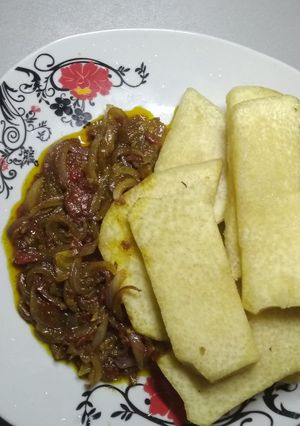 A picture of Fried yam with onion souce.