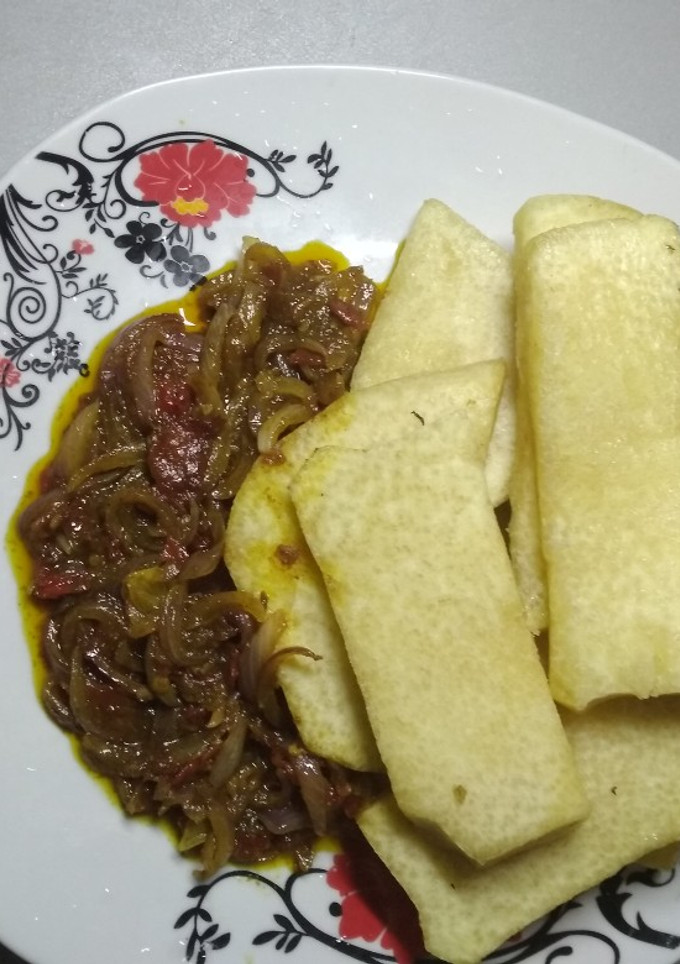 A picture of Fried yam with onion souce.
