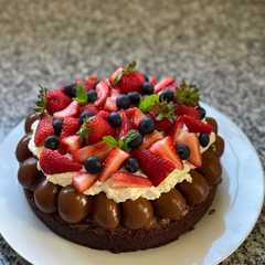 Una foto de Torta brownie con arándanos y frutilla 🇺🇾