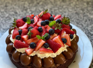 Una foto de Torta brownie con arándanos y frutilla 🇺🇾