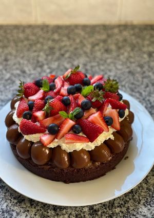 Una foto de Torta brownie con arándanos y frutilla 🇺🇾