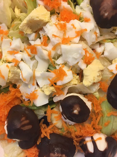 Una foto de Ensalada básica con queso fresco bañado en chocolate 😋