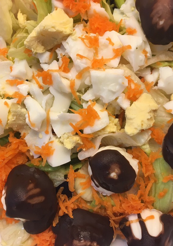 Una foto de Ensalada básica con queso fresco bañado en chocolate 😋