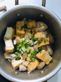 Hình của món Đậu khuôn kho thịt.