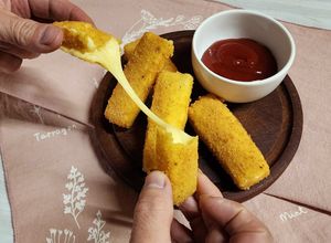 Una foto de 🔥🧀 Bastoncitos de queso fritos 🧀🔥 - by Annie 👩🏻‍🍳