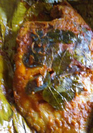 A picture of Karimeen pollichathu.