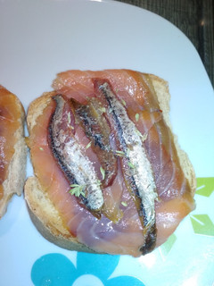 Una foto de Tosta de carne de membrillo, salmón ahumado y anchoas