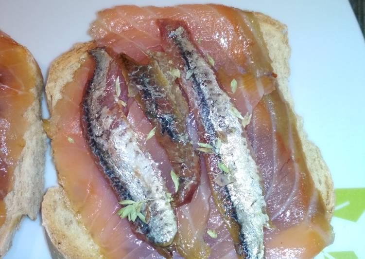 Tosta de carne de membrillo, salmón ahumado y anchoas