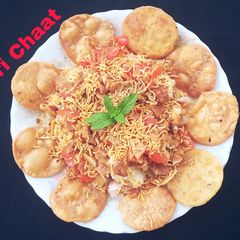 A picture of Papri Chaat/ Chana papri Chaat.