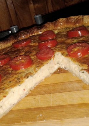 Una foto de Tarta de queso, tomate y albahaca