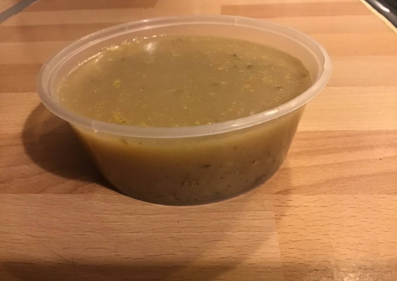 Bouillon maison aux champignons et aromates du jardin