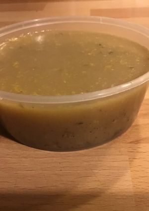 Une photo de Bouillon maison aux champignons et aromates du jardin