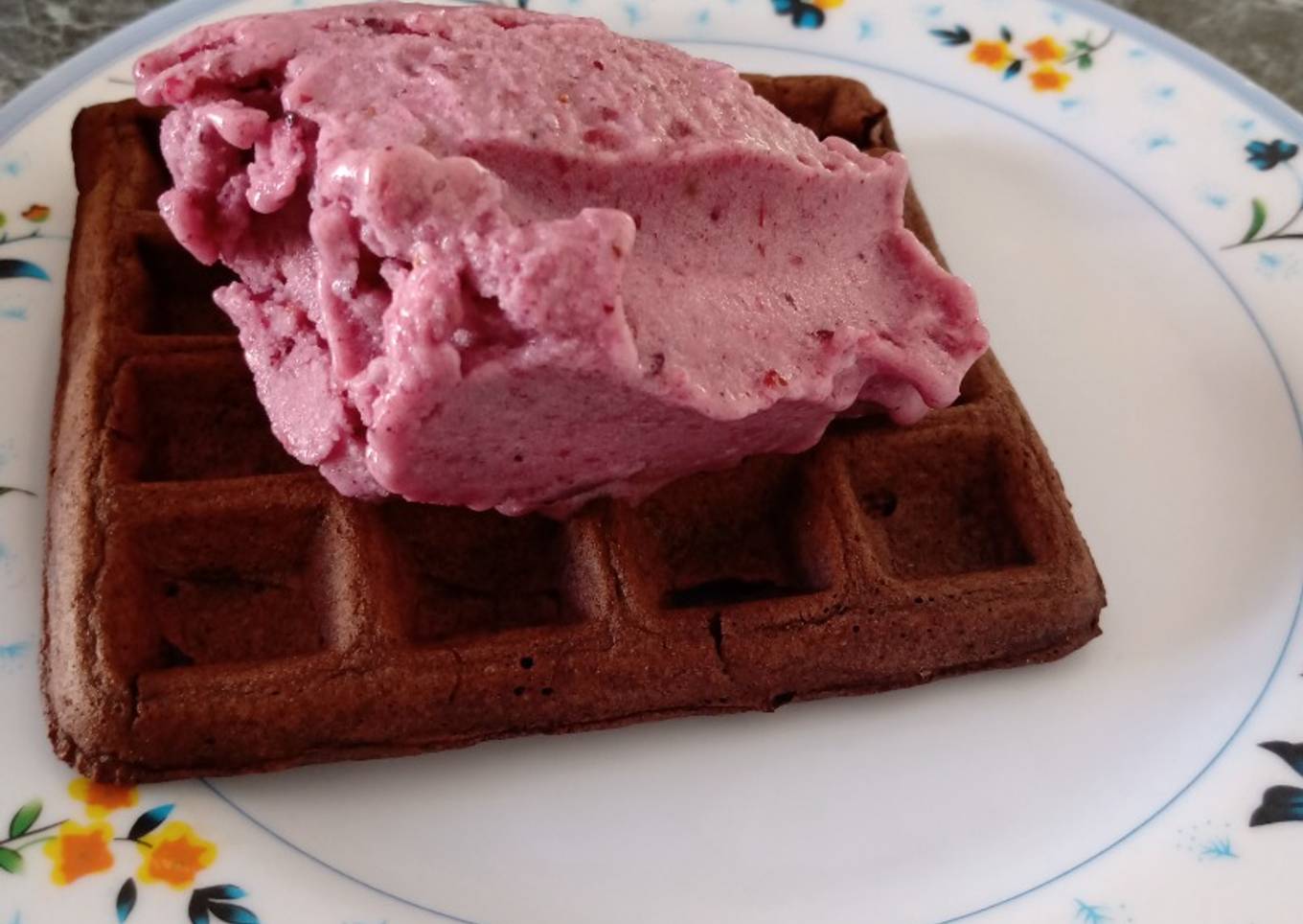 Waffles de chocolate con helado de frutos rojos light. 145cal por Porción