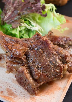 Hình của món Sườn dê áp chảo hương mắc khén.