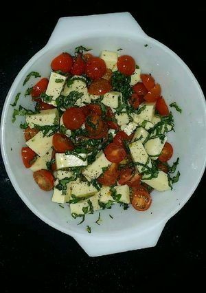 Una foto de Ensalada de Tomate y Albahaca