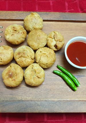 A picture of Khasta Moong Kachori.