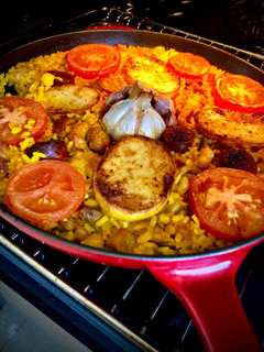 Una foto de Arroz al horno de carne de pavo en sartén de hierro