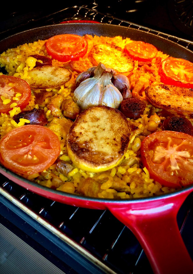 Una foto de Arroz al horno de carne de pavo en sartén de hierro