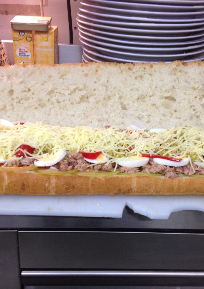 Una foto de Bocata familiar de atún