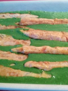 Una foto de Espárragos envueltos en jamón y crema de espinaca