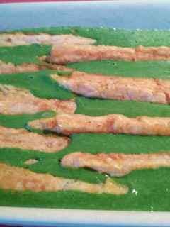 Una foto de Espárragos envueltos en jamón y crema de espinaca