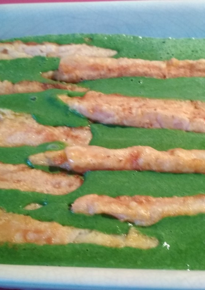 Una foto de Espárragos envueltos en jamón y crema de espinaca