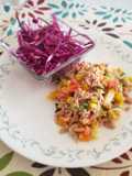 Ensalada de atún acompañada de ensalada de repollo morado