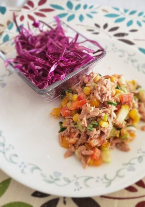 Una foto de Ensalada de atún acompañada de ensalada de repollo morado