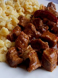 Vörösboros marhapörkölt recept fotója