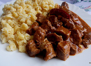 Vörösboros marhapörkölt recept fotója
