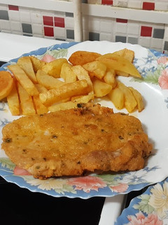 Una foto de Milanesa de cerdo con patatas fritas