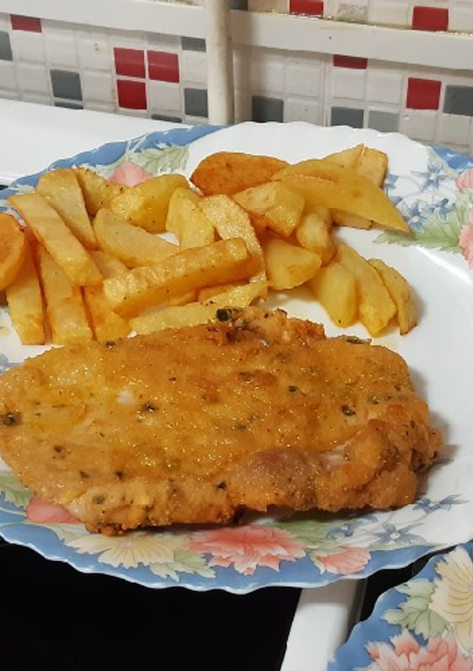 Una foto de Milanesa de cerdo con patatas fritas