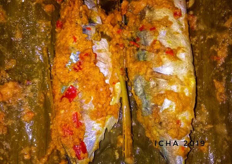 Proses Menyiapkan Pepes pedas ikan peda yang Lezat