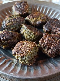 ধনেপাতার বড়া (Dhanepatar bara recipe in Bengali) রেসিপির প্রধান ছবি