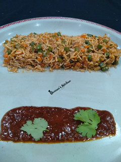 સેઝવાન ફ્રાઇડ રાઈસ (Schezwan Fried Rice Recipe In Gujarati) રેસીપી મુખ્ય ફોટો