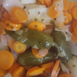 zanahorias y cebolla en chile vinagre. para acompañar los tacos de cochinita pibil.