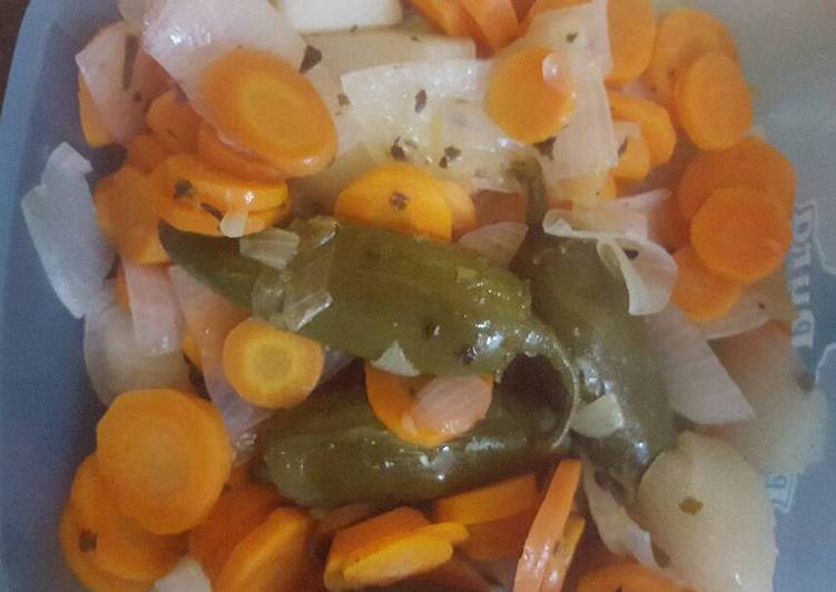 zanahorias y cebolla en chile vinagre. para acompañar los tacos de cochinita pibil.