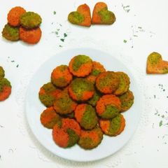 A picture of Baked Spinach Beet Mathri.