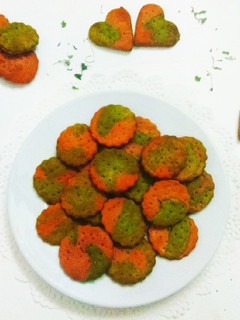 A picture of Baked Spinach Beet Mathri.
