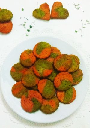A picture of Baked Spinach Beet Mathri.